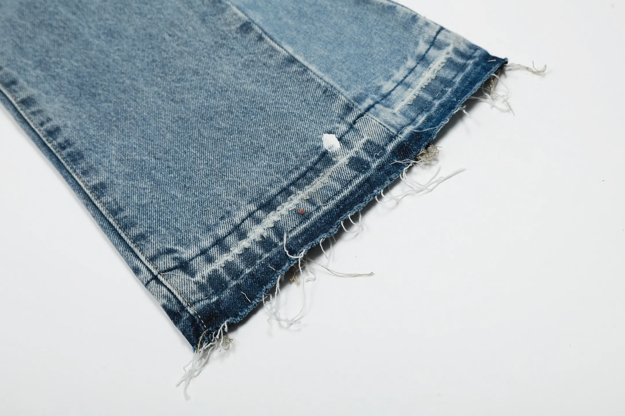 #8149 P250💰 GALLERY DEPT. Vintage hole patched and randomly tied loose washed flared jeans - truly restore the ultimate texture of Vintage - original hardware accessories, washed and other elevators, QR code analysis are all purchased from the original factory, high degree of restoration, you are welcome to compare with a certain product ~ - three-dimensional version, loose and comfortable, not picky about the figure, tall and slim, factory Seiko, original quality control, same style for men and women, can be matched with couples, versatile recommendation, must-have jeans for all seasons -Size: 28 30 32 34 36